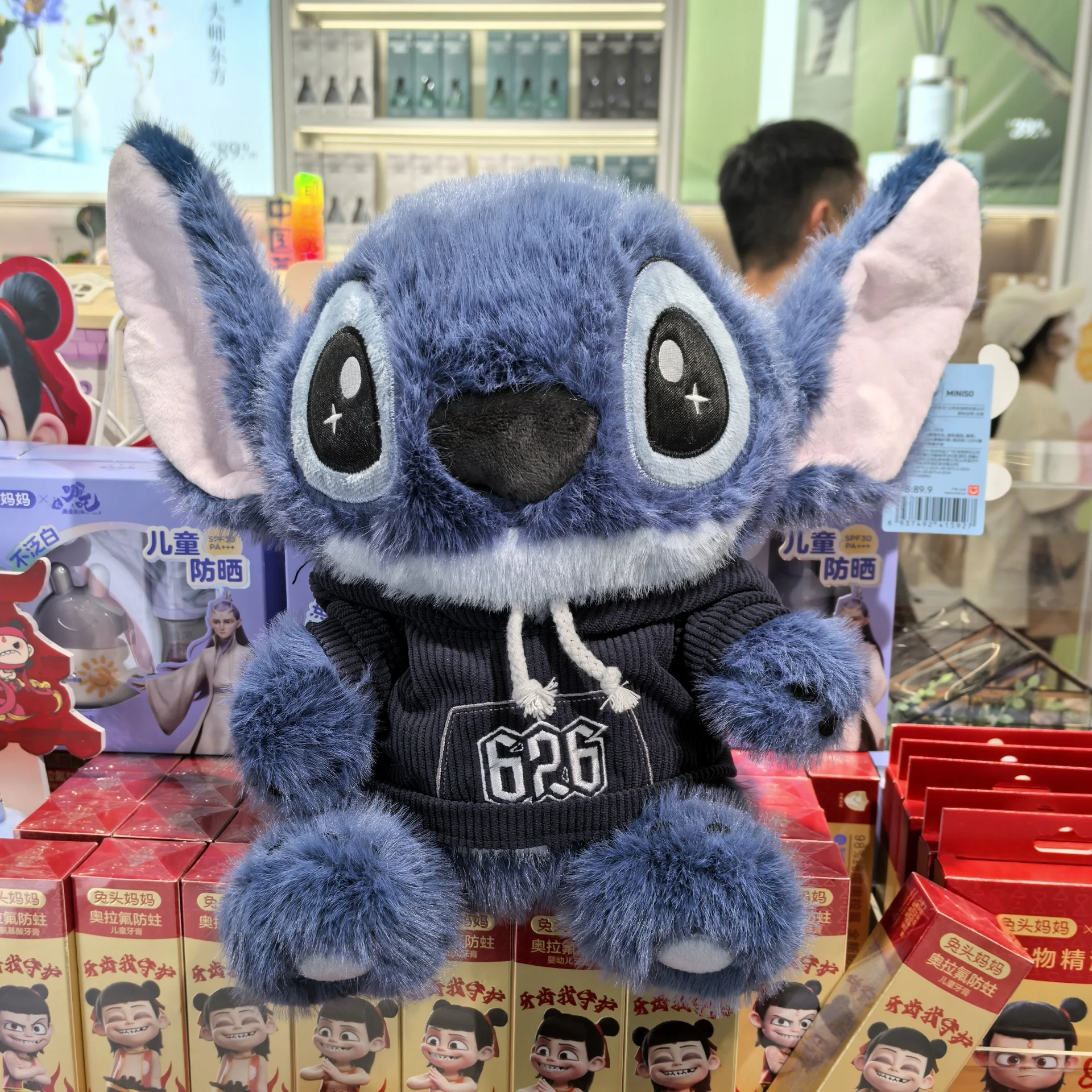 Brinquedo de pelúcia MINISO Disney Stitch (vestindo um moletom preto) - Boneca de pelúcia Lilo & Stitch, um presente de aniversário infantil perfeito