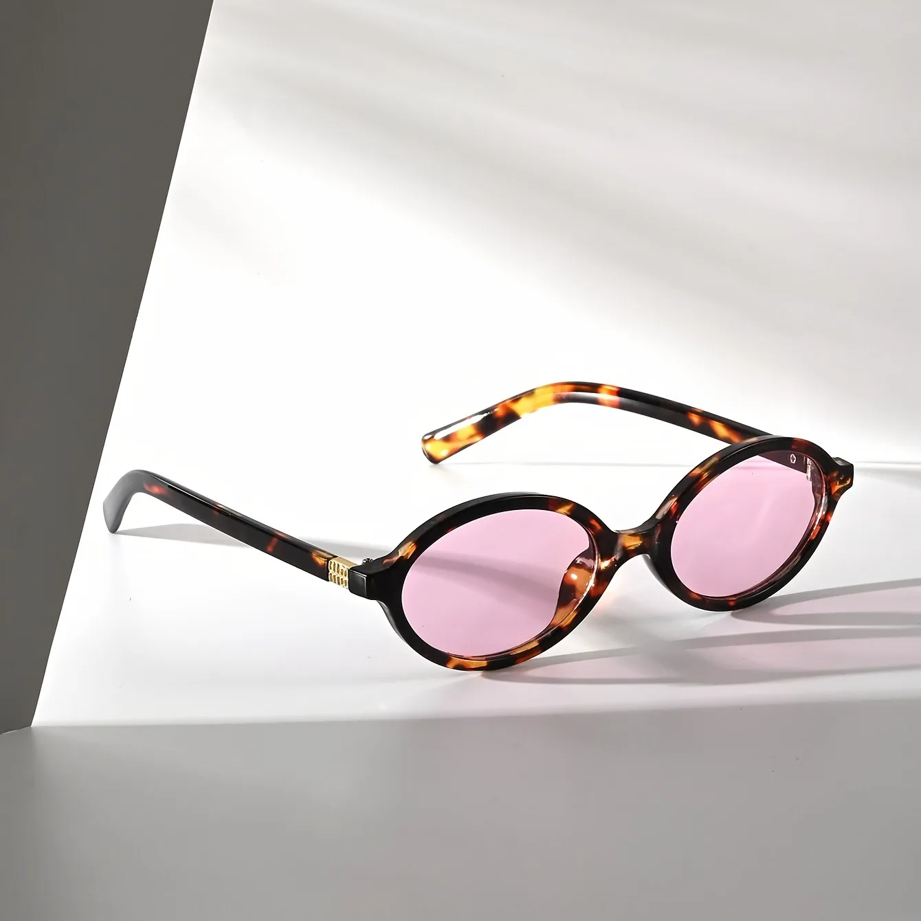 A Pair of Oval Retro PC Glasses for Men and Women with A Small Face Design/versatile for Multiple Indoor Scenes