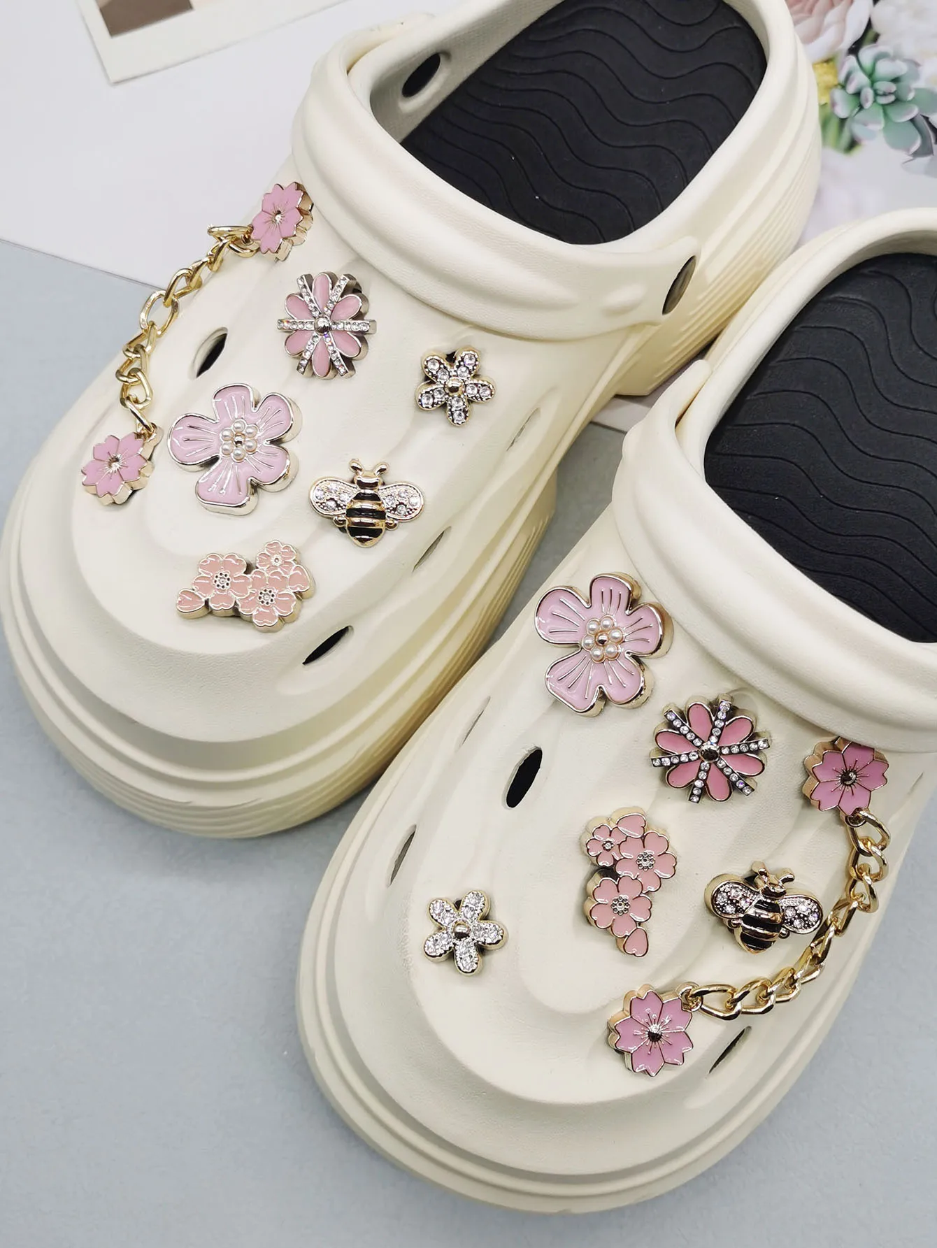 12 Stück Barock-Stil Ketten Schuh-Charms DIY Zubehör Glitzernde Bienen-Clogs Schuhschnallen Dekorationen Abnehmbare Blumen Schuhclips – Detail 6
