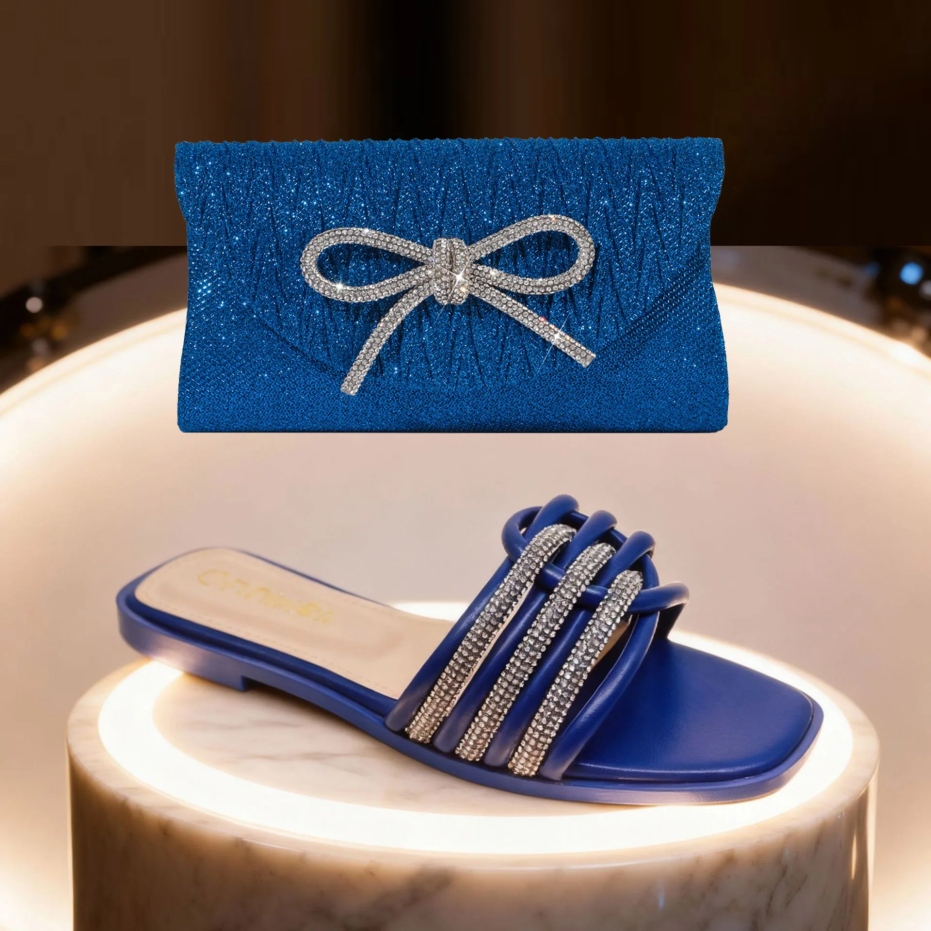 Damen 2026 Sommer neue Mode Strass Strandsandalen mit flachem Boden tragen große rutschfeste Hausschuhe Schleife Umhängetasche Set