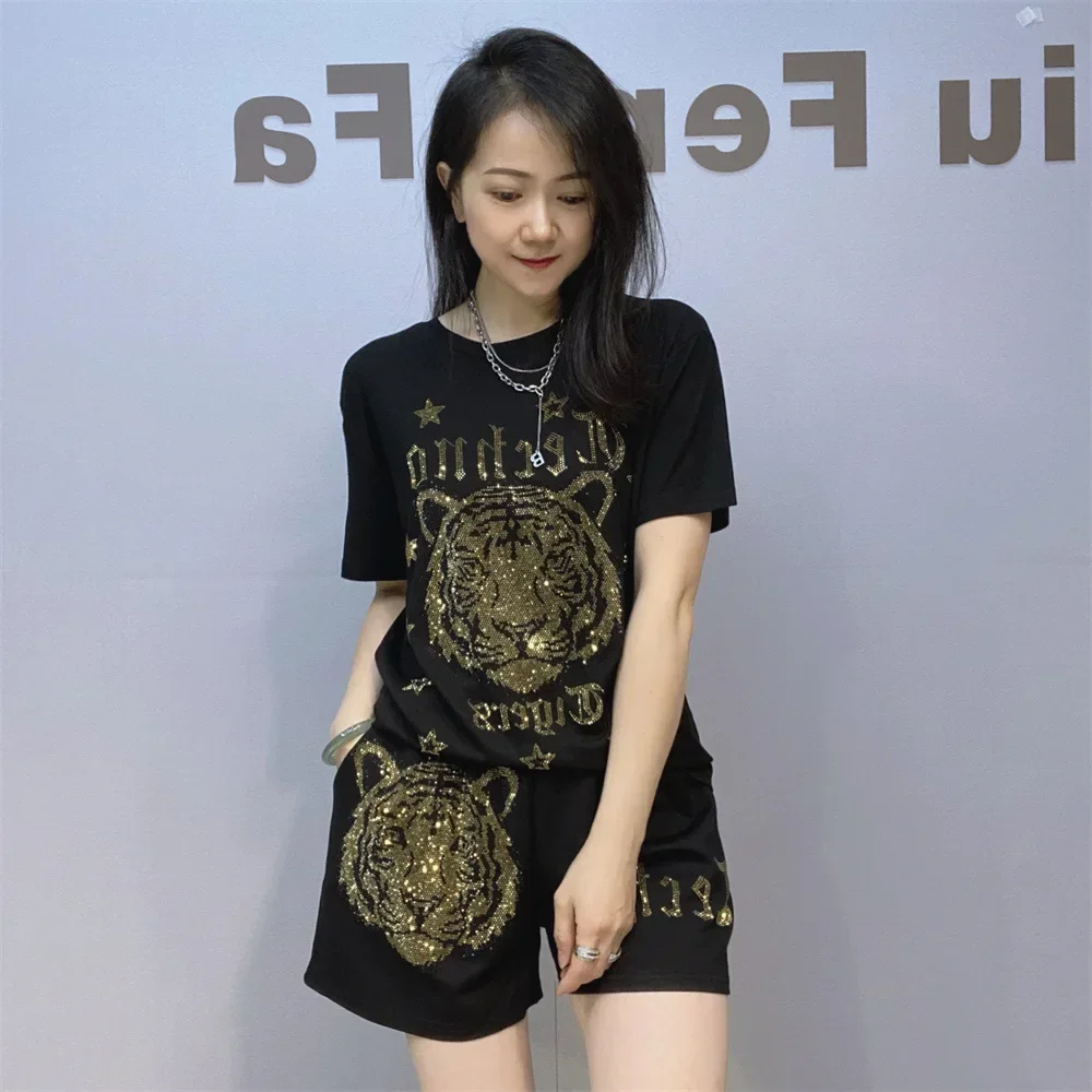 

Весенние комплекты из 2 предметов, женские наряды с мультяшным узором и бриллиантами, черный спортивный костюм, повседневные вязаные топы с круглым вырезом и шорты, костюмы