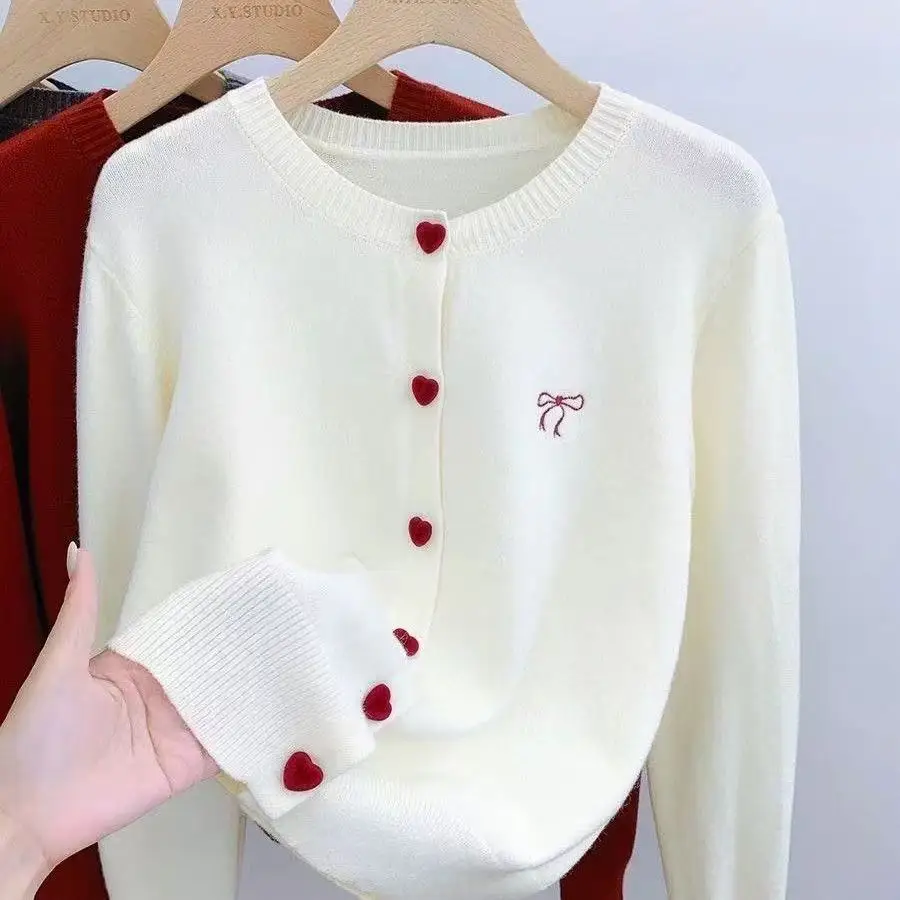 2026 Damen Strickjacke mit Schleifenstickerei, O-Ausschnitt, einreihig, herzförmige Knöpfe, koreanischer Freizeit-Strickpullover, einfarbig – Detail 6