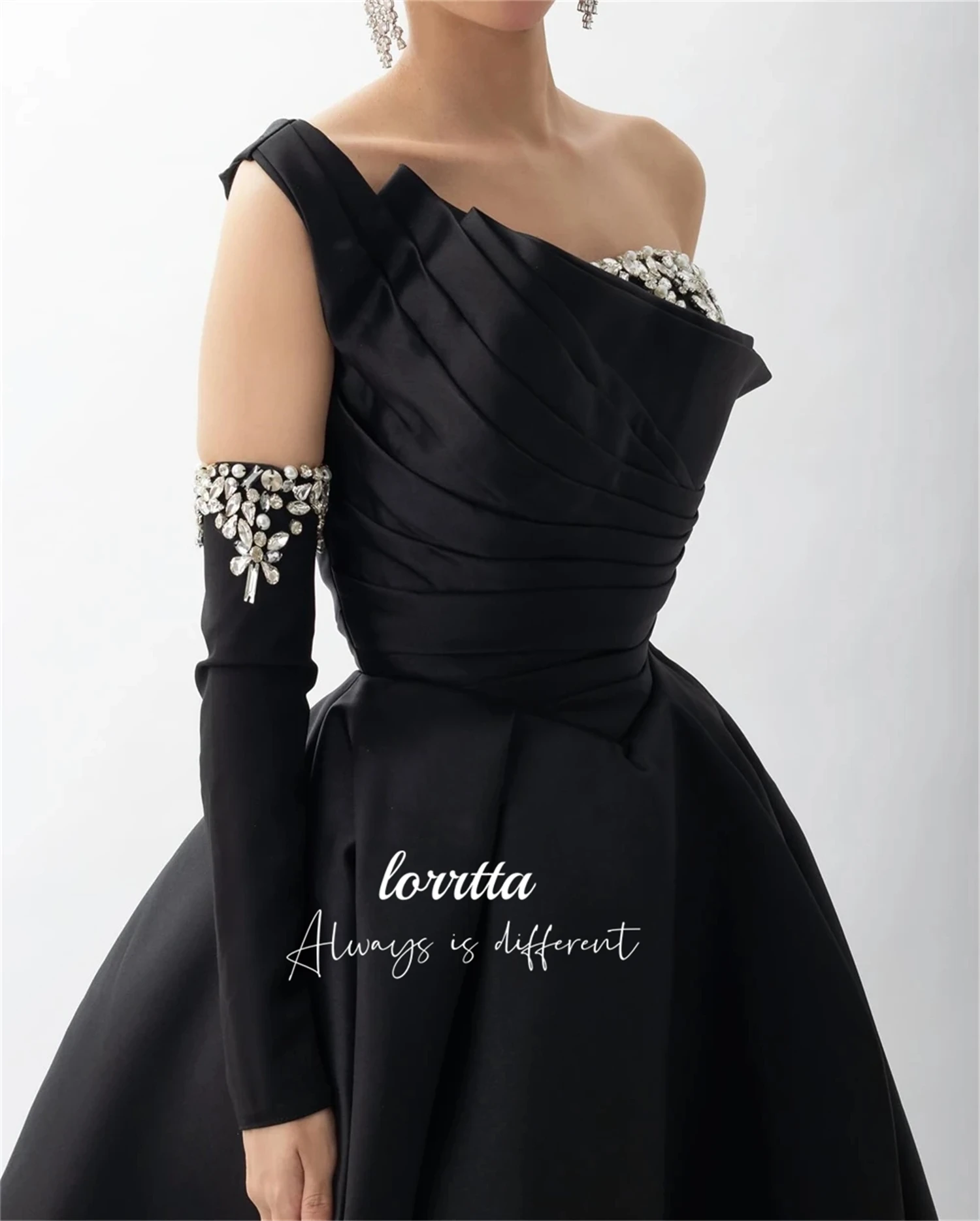 Loretta ชุดราตรีตกแต่งหรูหราซาติน Ball Gown อย่างเป็นทางการสายชุดแต่งงานสีดําสําหรับโอกาสพิเศษที่กําหนดเอง