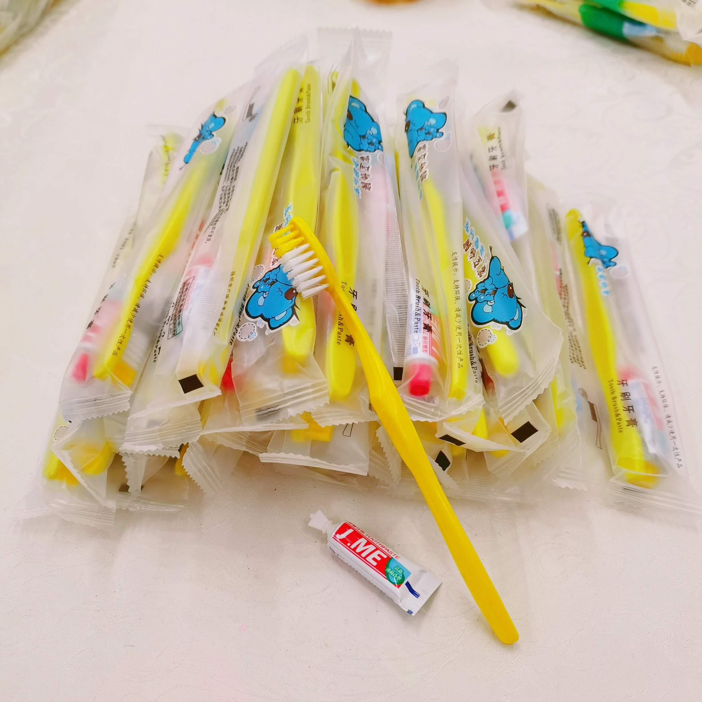 Free Shipping Soft Yellow Disposable Toothbrush Toothpastes Hotel Supplies Travel Home Personal Care Cleaning Appliance