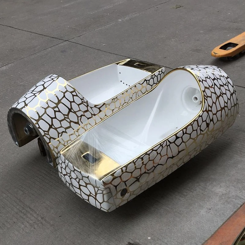 Urinal emas terintegrasi model berdiri untuk pria dengan sensor induksi