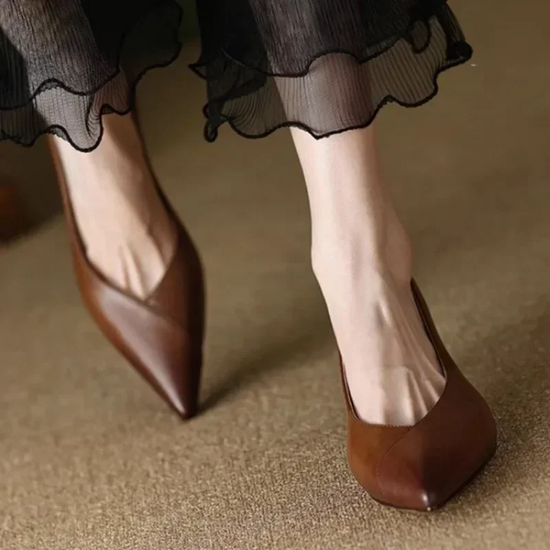 Zapatos de tacón de lujo para mujer, tacón medio, tacones de aguja, sandalia alta para fiesta y oficina, elegante, marrón, tacón pequeño, Sexy, 2025