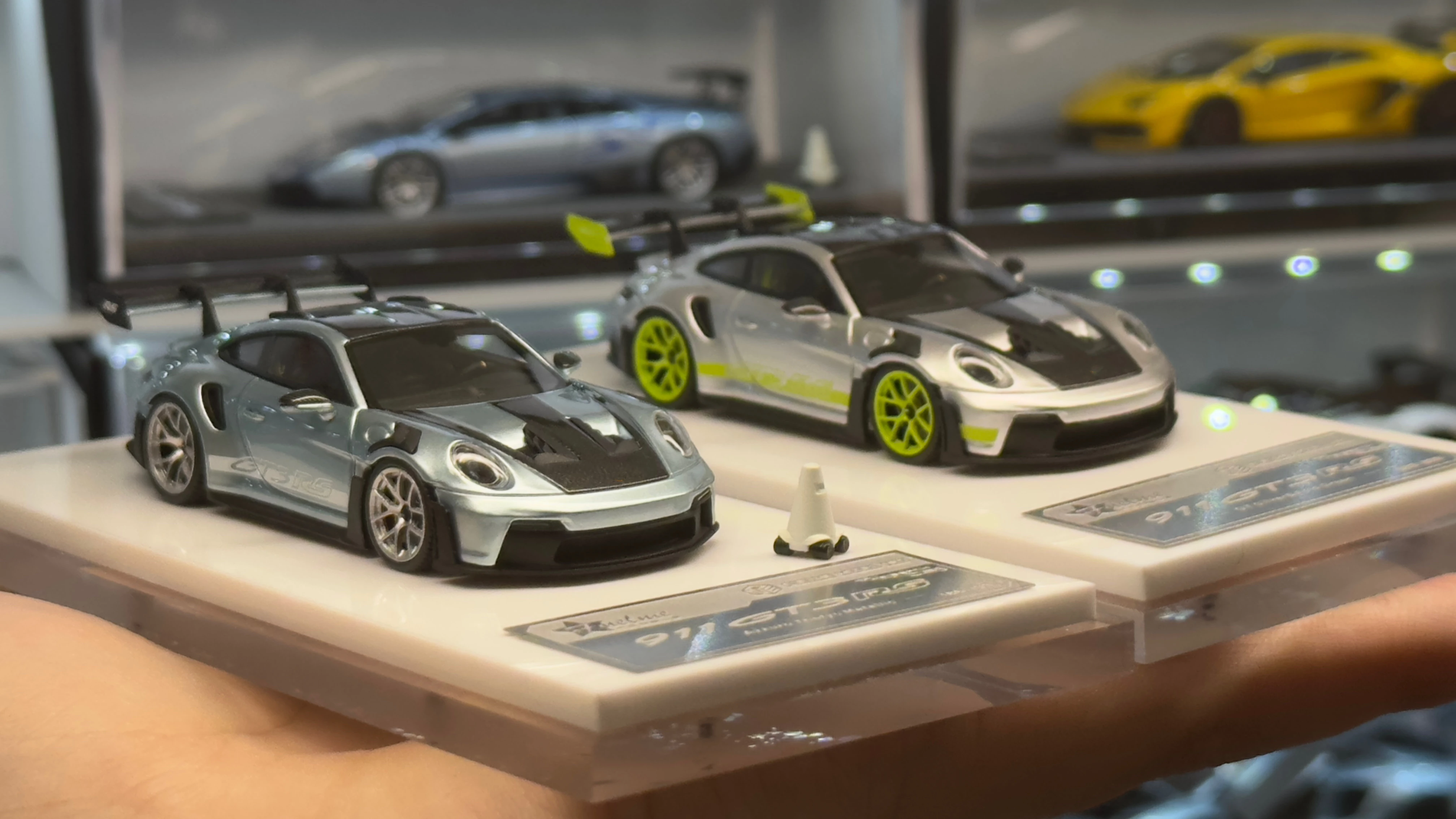 Fuemle 1:64 GT3RS 911 992 Ice Blue and Silver Green limited to 199 resin simulated car model children's toy gift pieces in black