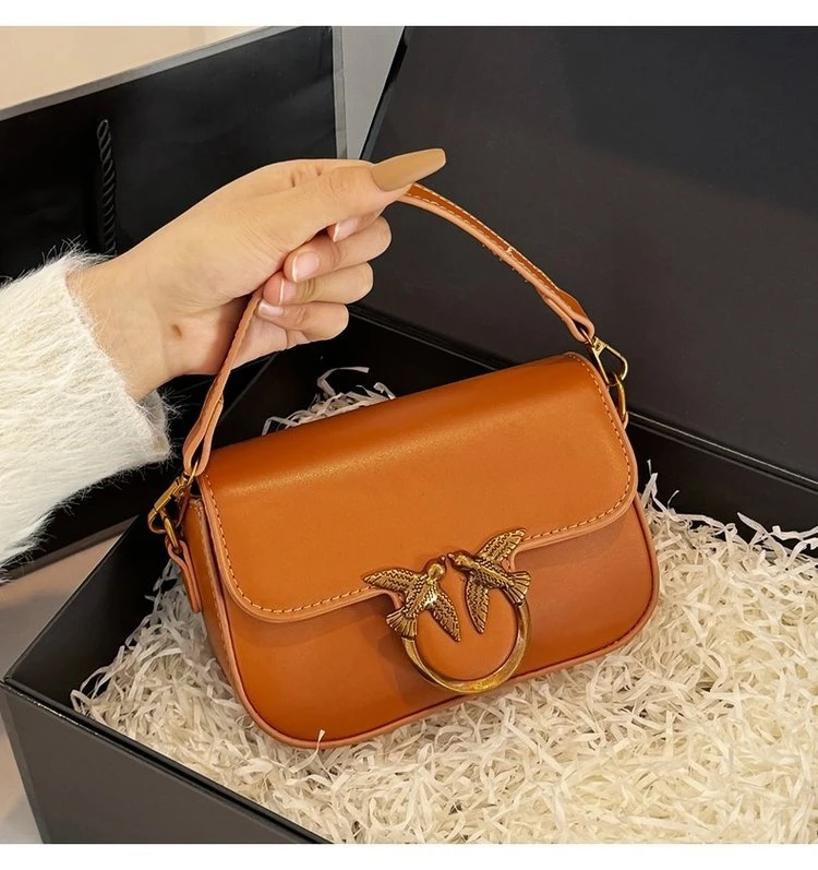 

2026 Модная женская разноцветная сумка подмышки с металлической пряжкой «ласточка» — модная маленькая сумочка через плечо для женщин