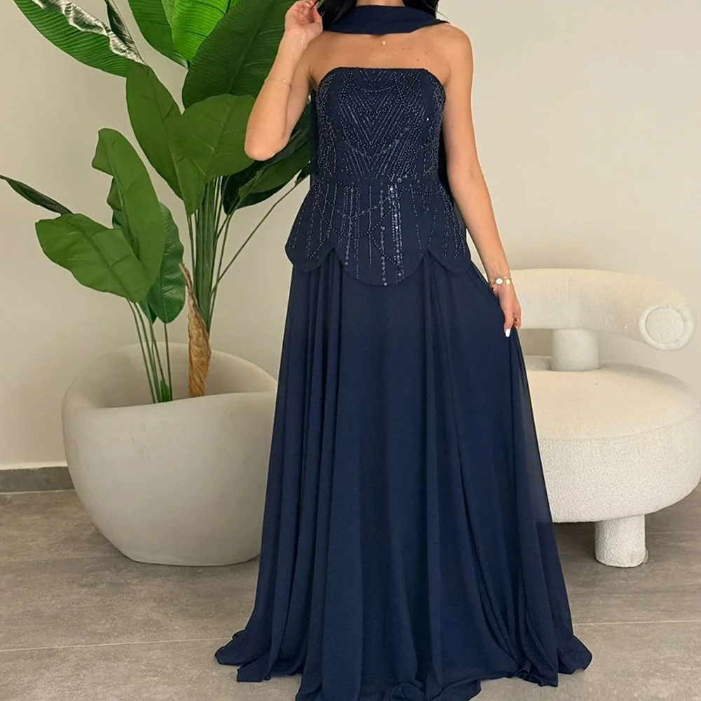 ชุดราตรีทรงเอไลน์แบบสั่งตัด ยาวกรอมพื้น แบบไม่มีสาย ไม่มีแขน ชุดออกงานพรอม แฟชั่นประดับเลื่อมเรียบง่าย ผ้าคลุมไหล่แบบเดรป ชุดงานเลี้ยง