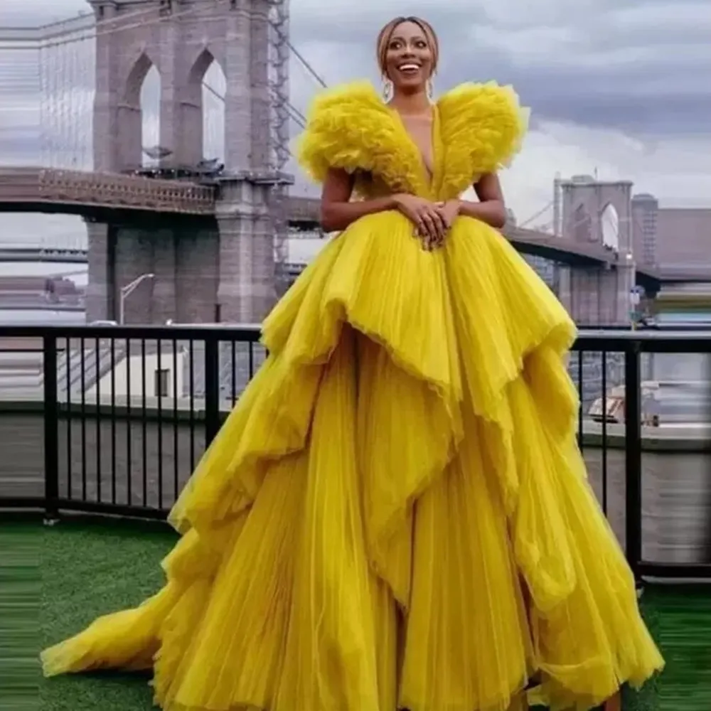 Vestido De tul amarillo De quinceañera para mujer, vestido largo con volantes Extra hinchados y cuello De pico para Sesión De fotos, vestido De noche De Fiesta, novedad