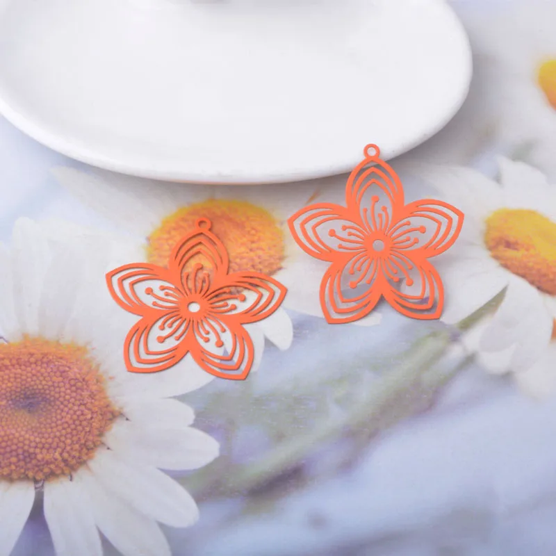 20 Stück AB9237 Messing-Schmuckanhänger in Hellgold mit bemalten Blumen, DIY-Zubehör für Damenohrringe – Detail 12