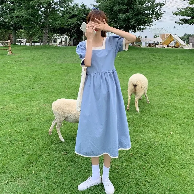 Sukienka z krótkim rękawem dla kobiet luźna 2025 letnia nowa koreańska wersja wyszczuplająca talię kwadratowy kołnierzyk kokarda studencka spódnica średniej długości