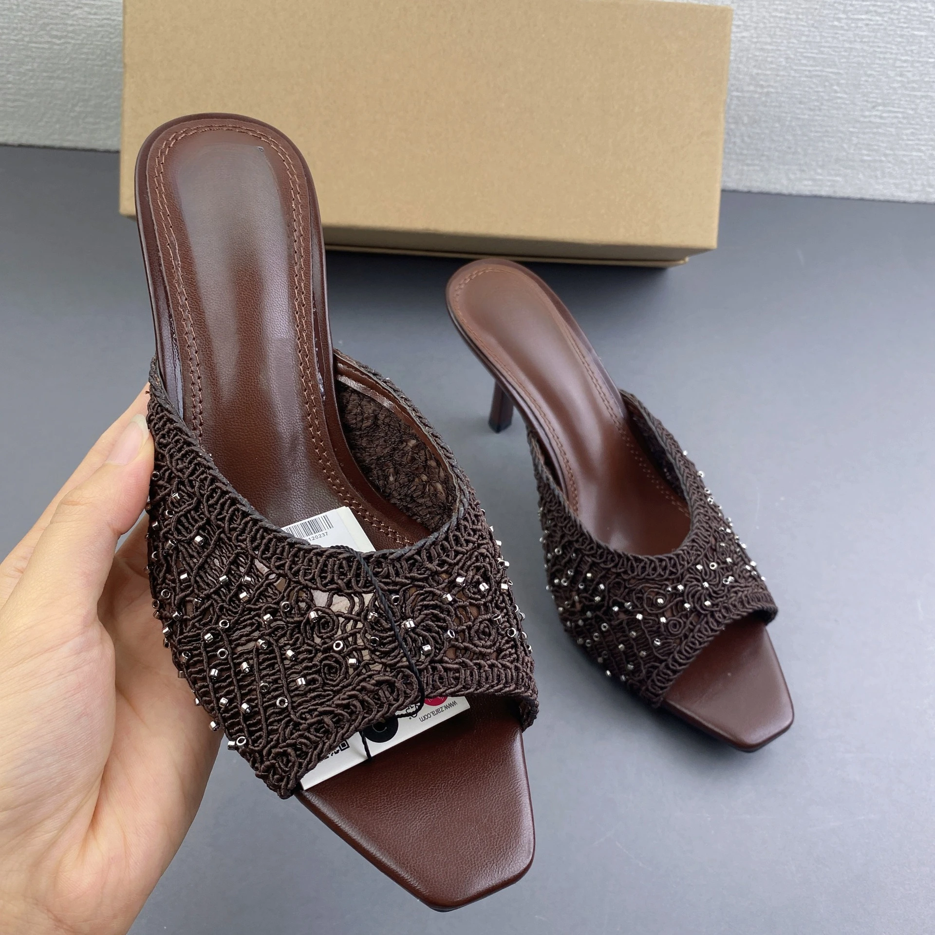 Xia Xin's one-piece back empty high-heeled sandals with shiny embellishment fabric and fine heels, made of M  ller sandals