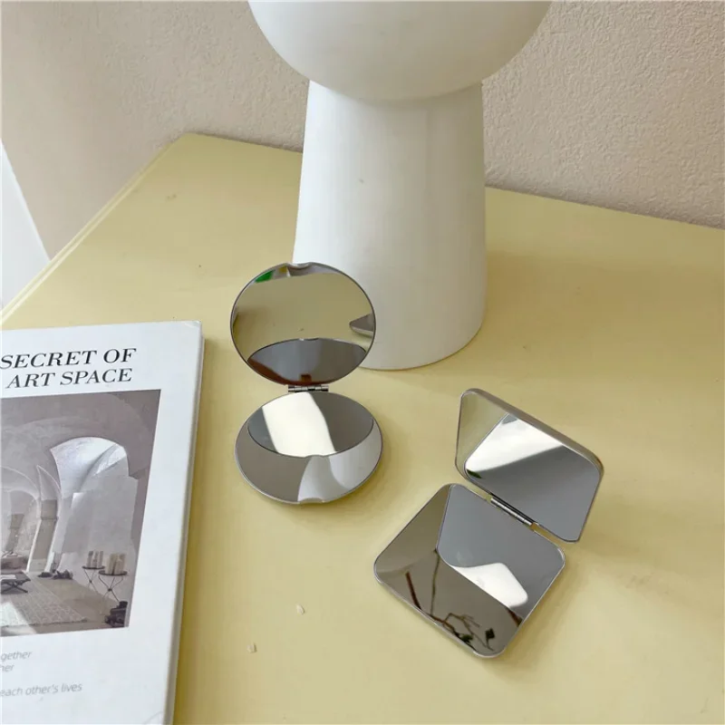 Ins แบบพกพาสแตนเลสแบบเรียบง่ายกระจกแต่งหน้าสองด้านมือถือพับกระจกโต๊ะเครื่องแป้งอุปกรณ์แต่งหน้าความงาม