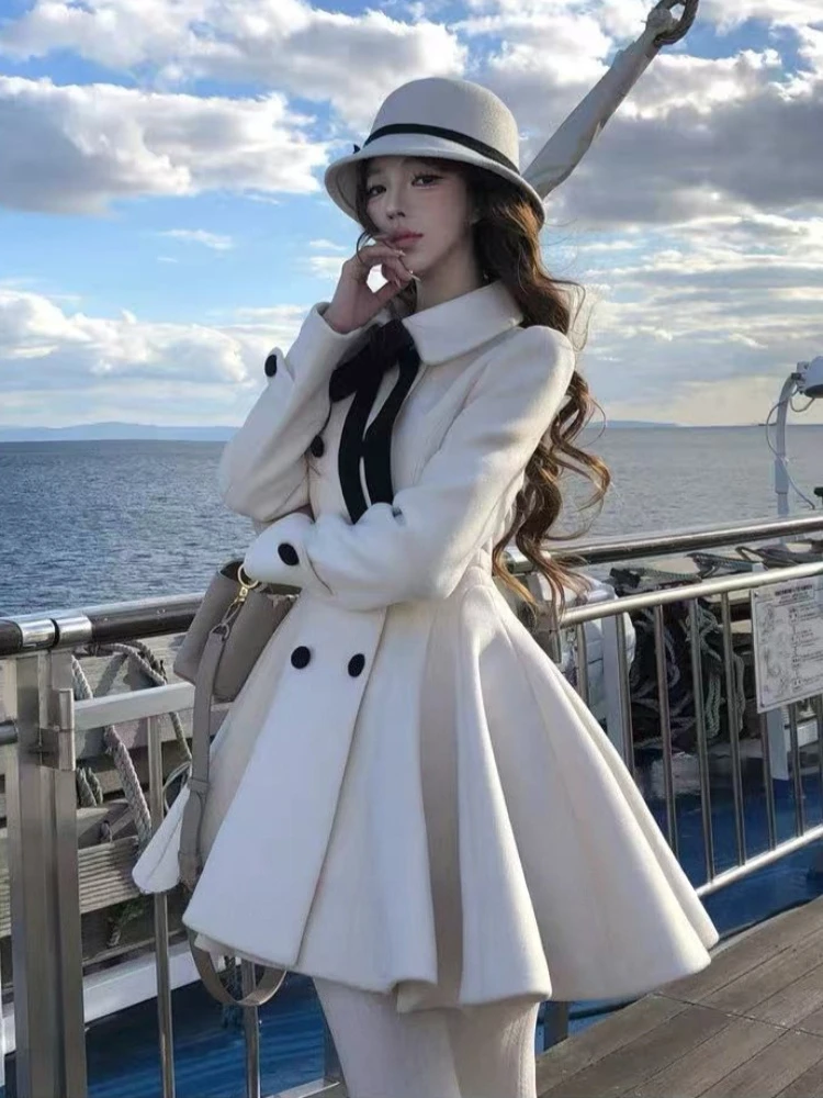 Płaszcz wełniany damski w stylu francuskim z kokardą, nowy, zimowy, elegancki, wyszczuplający płaszcz wełniany w stylu Hepburn, modny projekt na imprezę, odzież 2025