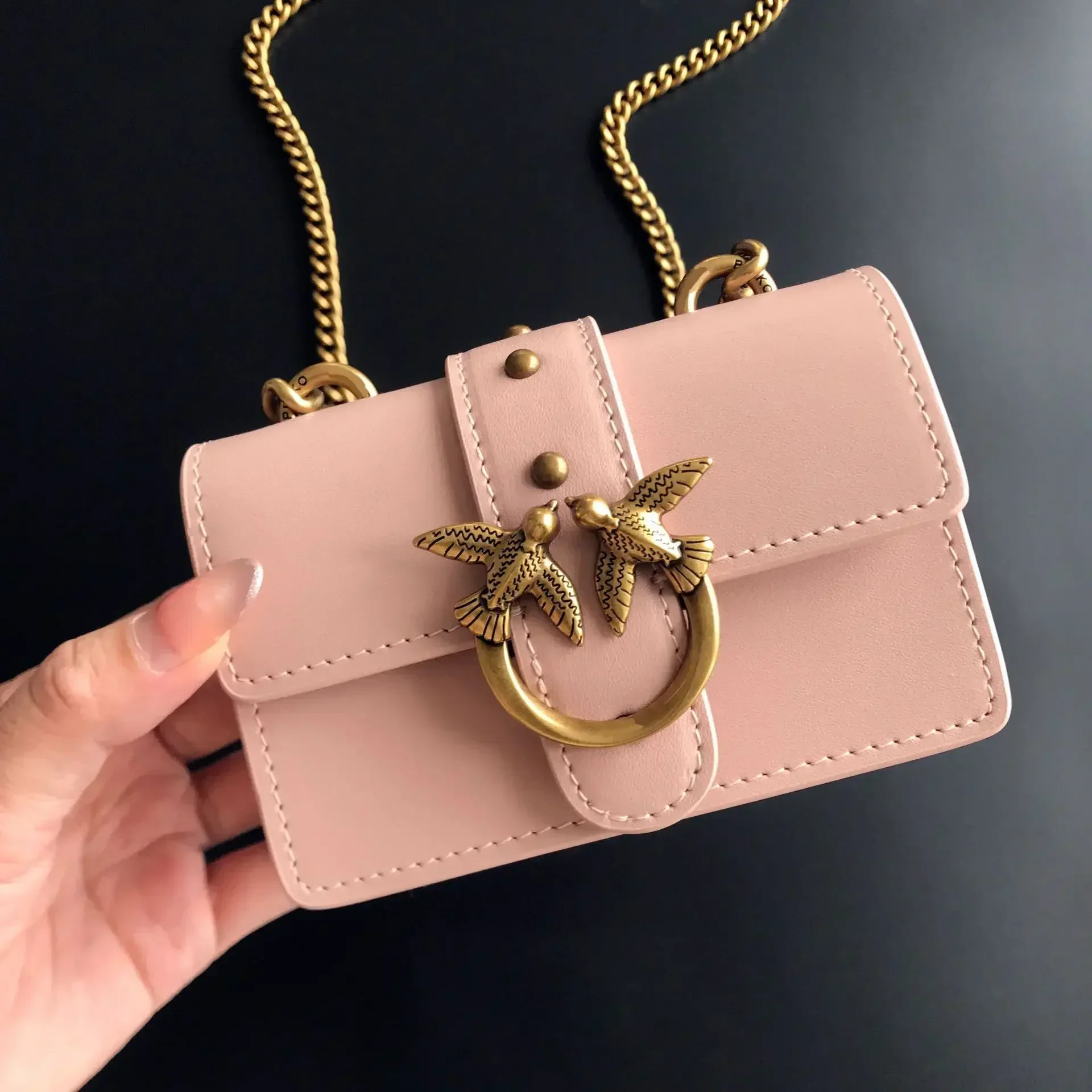 2026 Neue Damen-Umhängetasche in Beige mit V-Steppung, PU-Leder, Goldener Schwalbenverschluss, Ketten-Mini-Schultertasche für den Alltag, Dating, Hochzeit, Bestseller – Detail 35