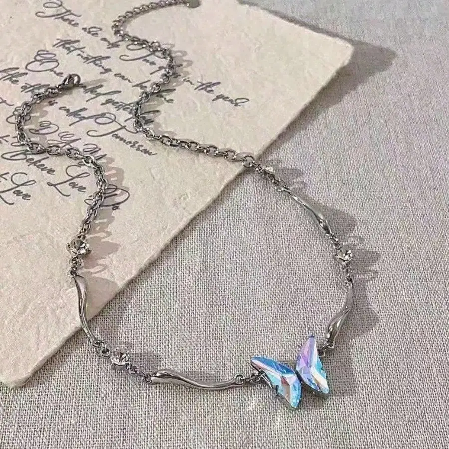 

Iridescent Butterfly Pendant Chain Necklace in Silver Tone, Delicate Collarbone Style for Women and Men