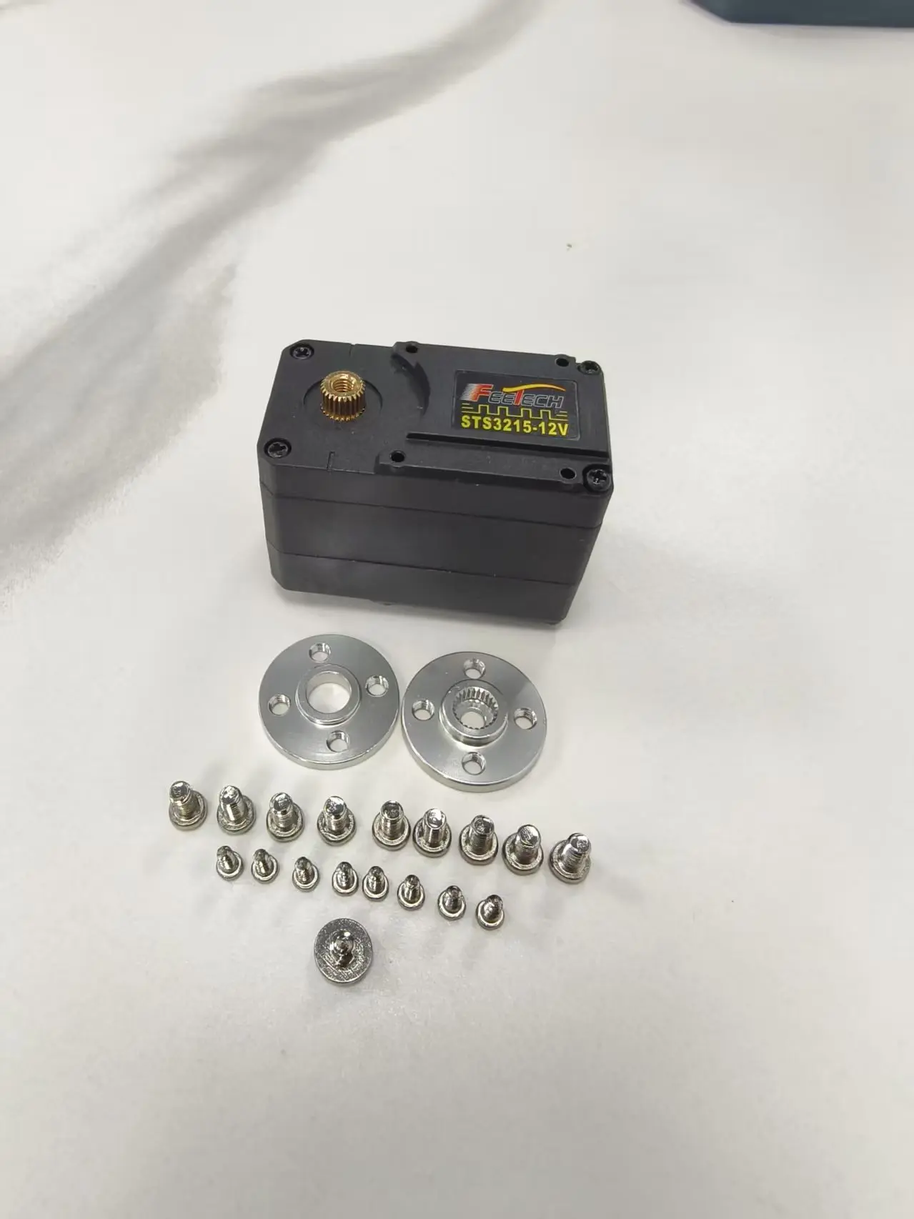 Рисунок 6 - Все шесть сервоприводов STS3215