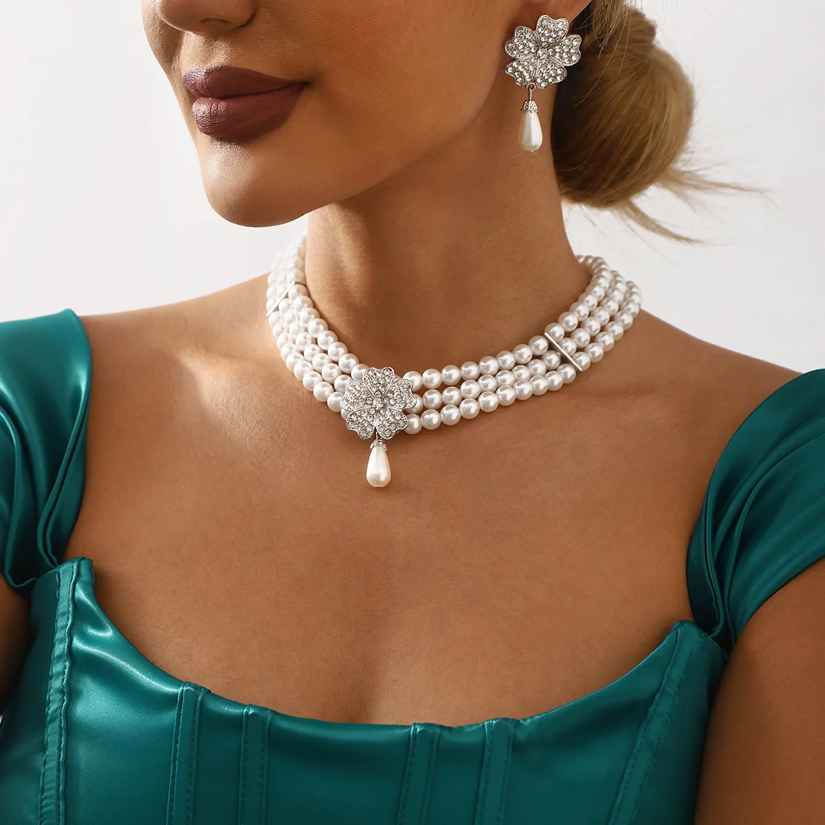 

Многослойное ожерелье из бусин, серьги и браслет — комплект из трех предметов