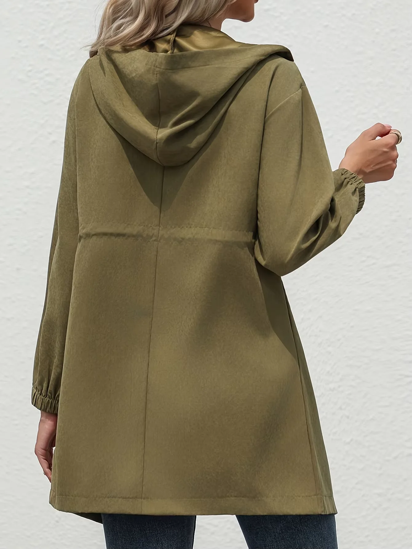 A new autumn and winter fashion mid-length jacket with a cinched waist and a hood for young girls in Europe and America