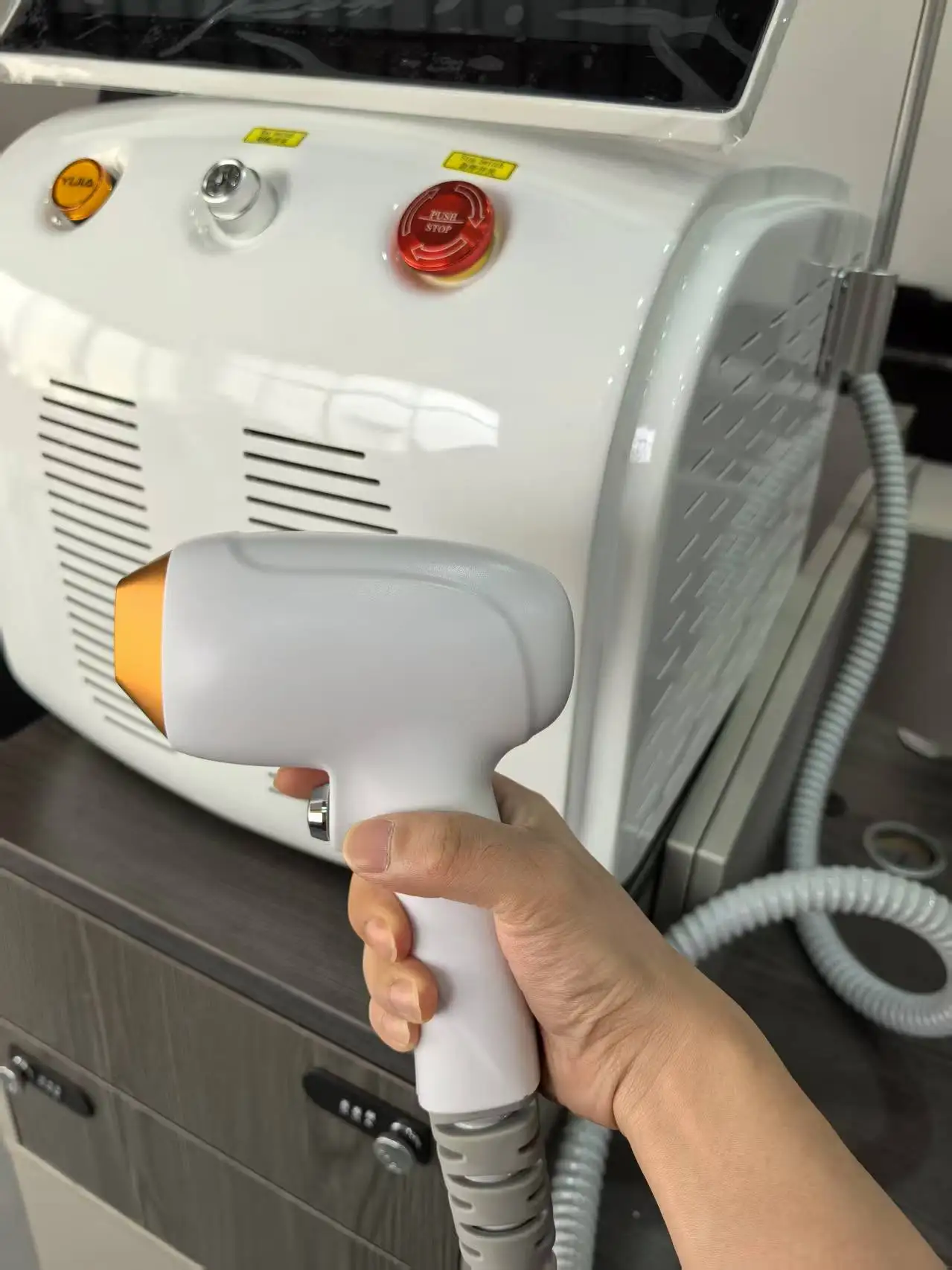 

3500 Вт диодный лазер для удаления волос с несколькими длинами волн, безболезненное постоянное лазерное устройство для удаления волос, лазер Alexandrit