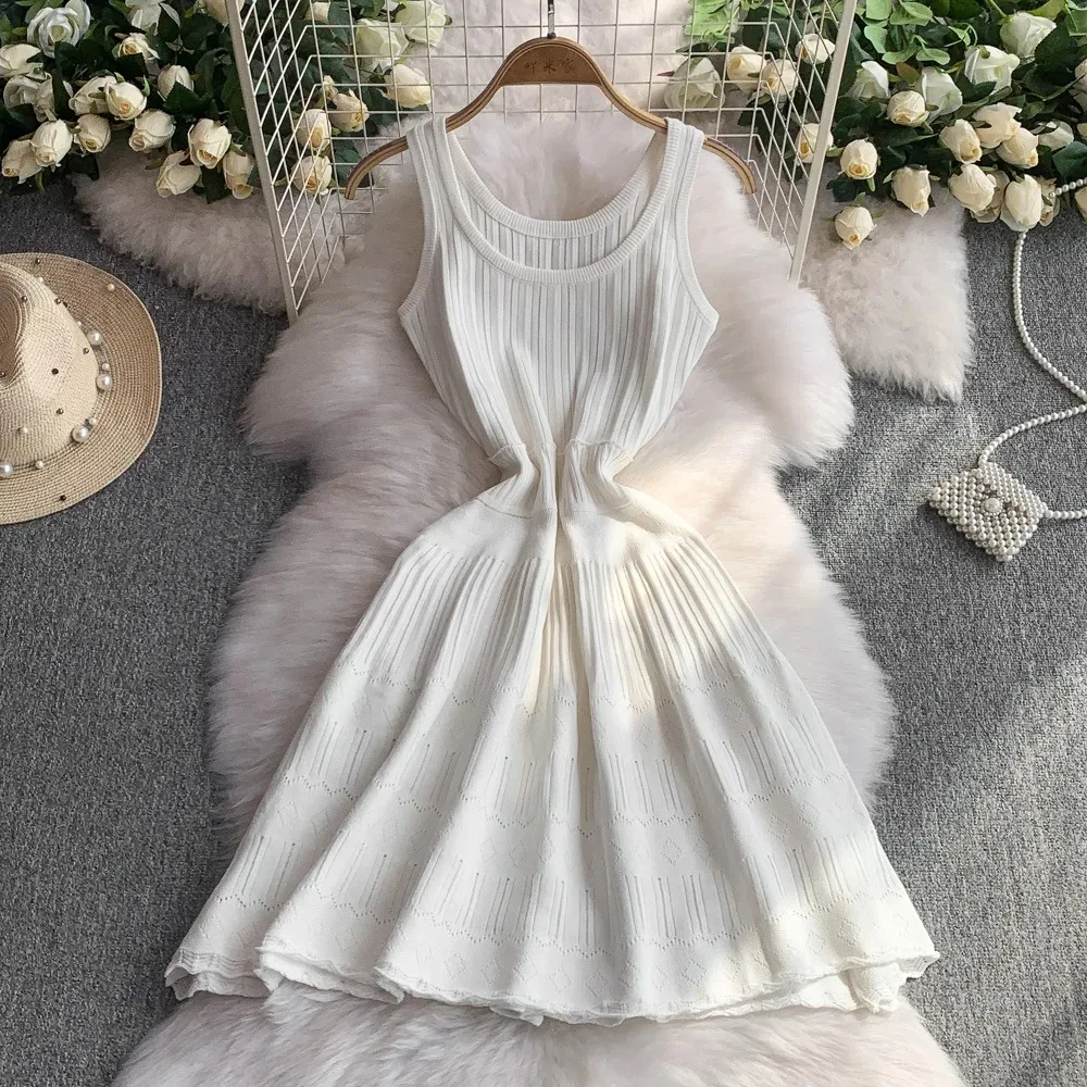 فساتين محبوكة بدون أكمام على الموضة الفرنسية الجديدة باللون الأزرق على شكل حرف U فساتين نسائية صيفية غير رسمية عصرية على شكل حرف a متوسطة الطول ملابس نسائية