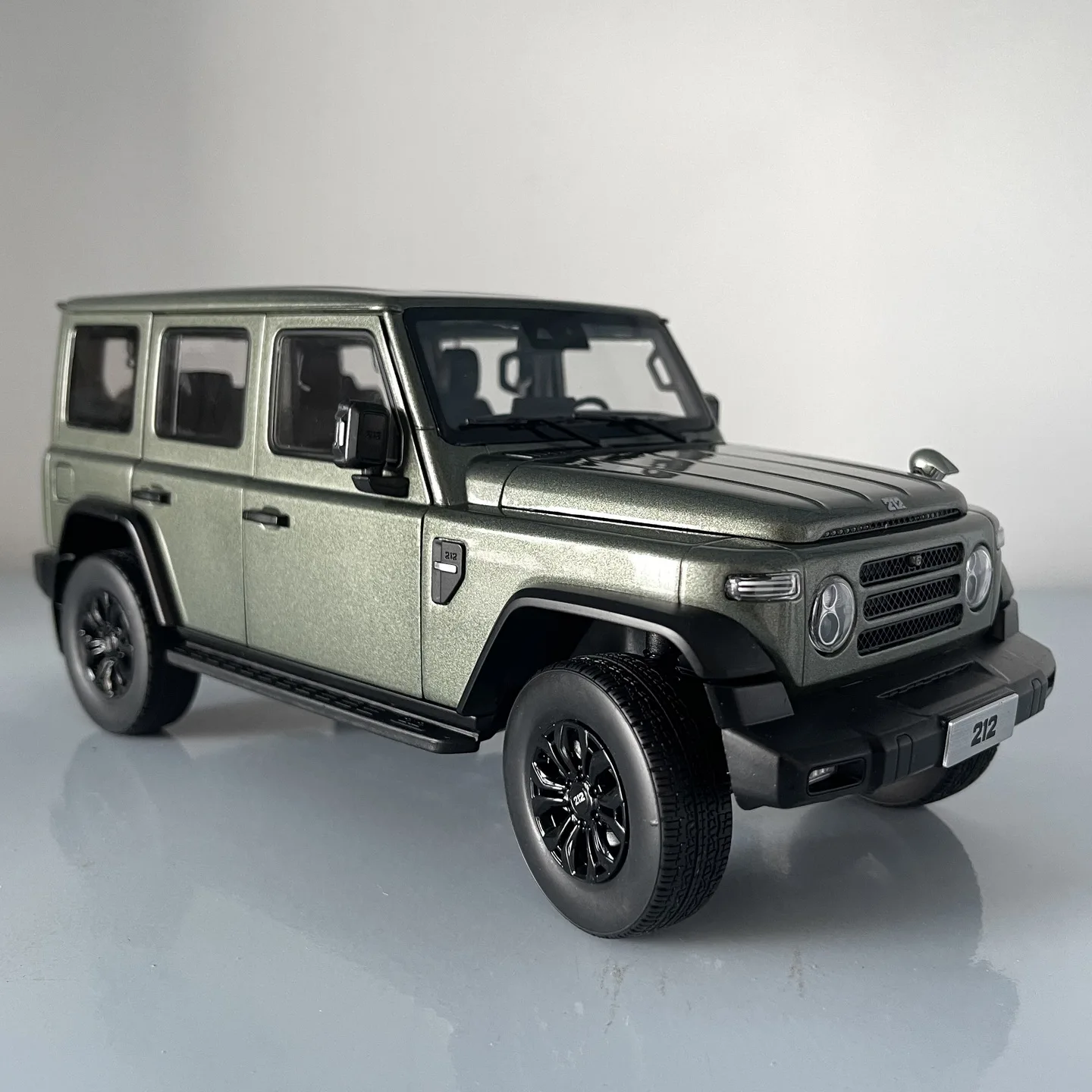 BJ212 Micromodel,Beijing 212 T01 Adventurer Desktop Decoration,Die-cast Alloy model,Metal Car Model,Adult Gift,Green,1:18