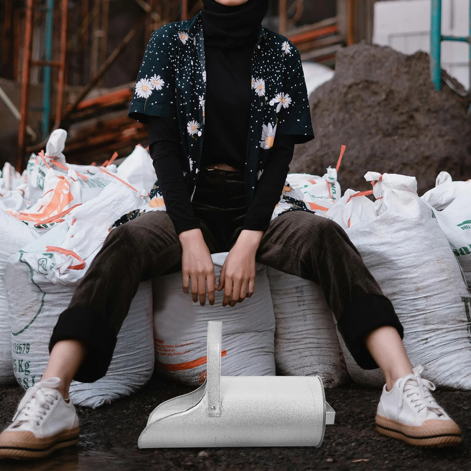 

Concrete Pouring Funnel Iron Metal Portable Construction Site Secondary Tools Sandbag Ash Bucket Transportation Equipment