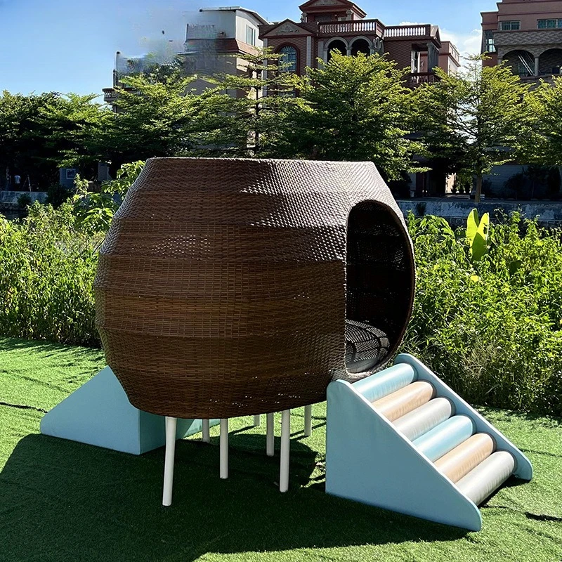 Outdoor leisure creative circular bed, outdoor scenic B & B villa clock in the bird's nest