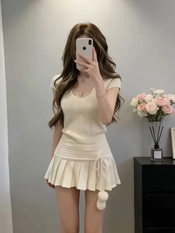 

Стильный вязаный комплект из топа с коротким рукавом и V-образным вырезом и плиссированной юбки для женщин, новинка весеннего сезона, сексуальный образ с высокой талией.