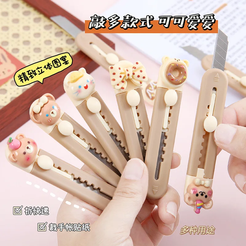 1 Stuk Cartoon Mes Voor Student Schattige Modedoos Snijder Kleine Draagbare Kawaii Beige Koffiekleur Briefopener Kantoor