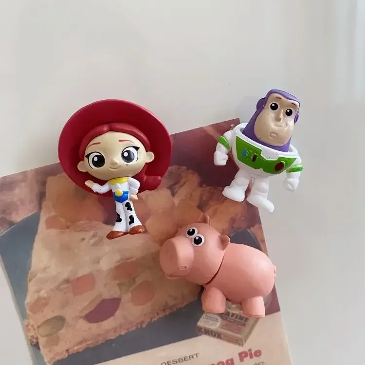 MINISO Toy Story แม่เหล็กติดตู้เย็น Busse Lightyear ตกแต่งเฟอร์นิเจอร์ Woody แม่เหล็กคนต่างด้าวปาร์ตี้ตกแต่งของขวัญการ์ตูน