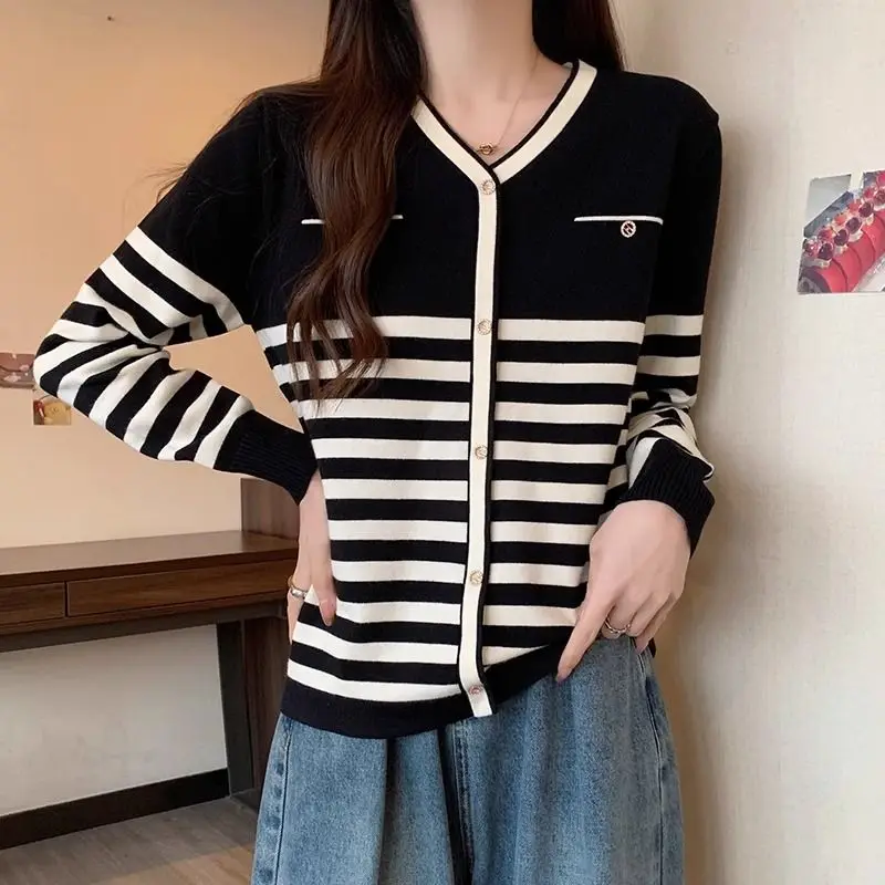 Popular Contrasting Striped Knitted Sweater with a Stylish and Loose Fit Slimming Effect Fashionable Pullover Knitted Base Top