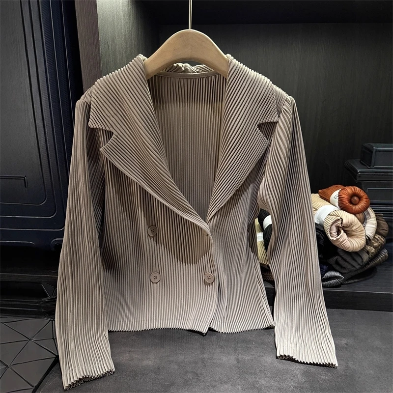 2025 Autunno Nuovo Cappotto da abito a maniche lunghe femminile leggero Chic High-end Semplice Blazer a pieghe da donna a due bottoni in tinta unita