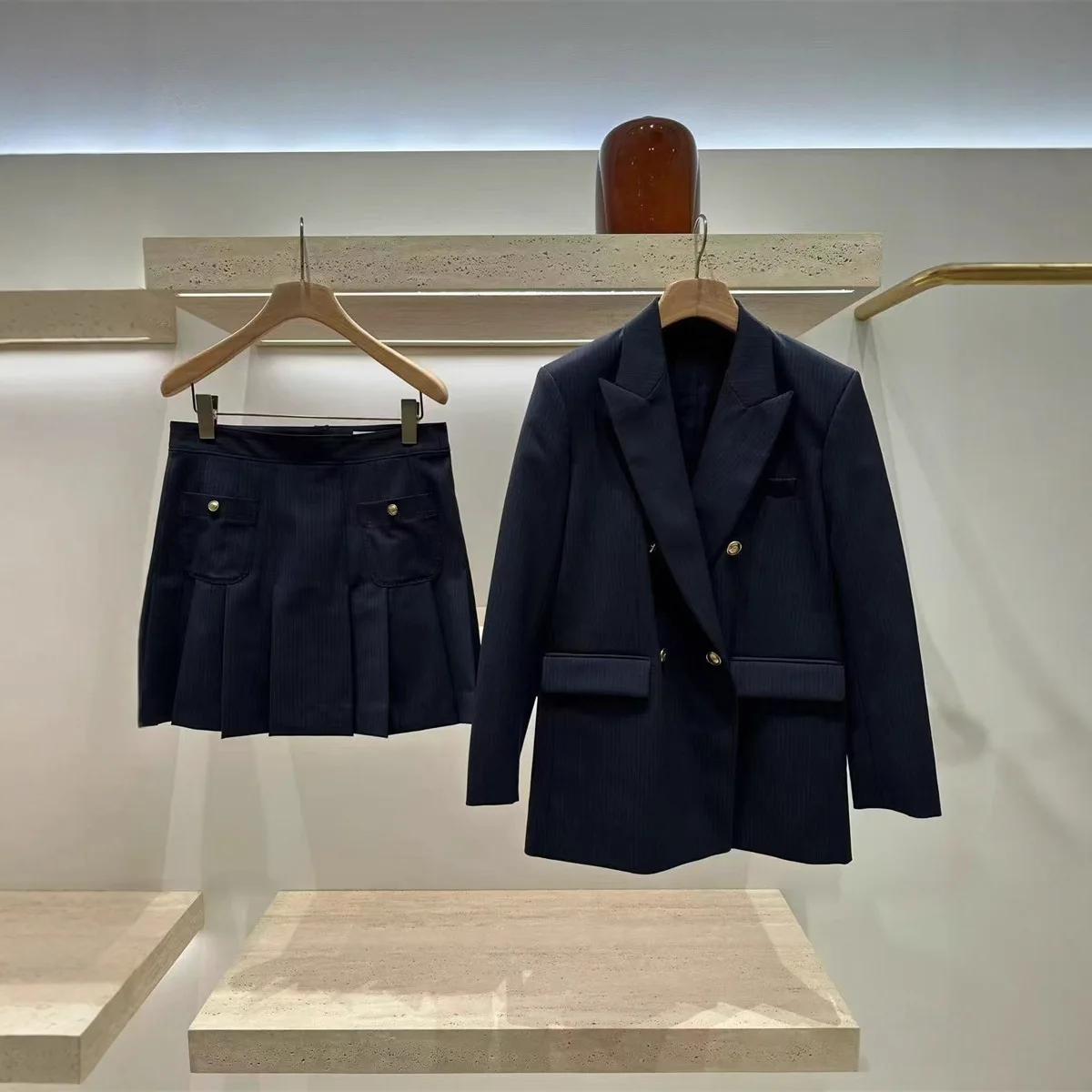 【presente grátis】2025 outono inverno nicho francês listrado blazer duplo breasted estilo plissado saia midi de cintura alta para mulher