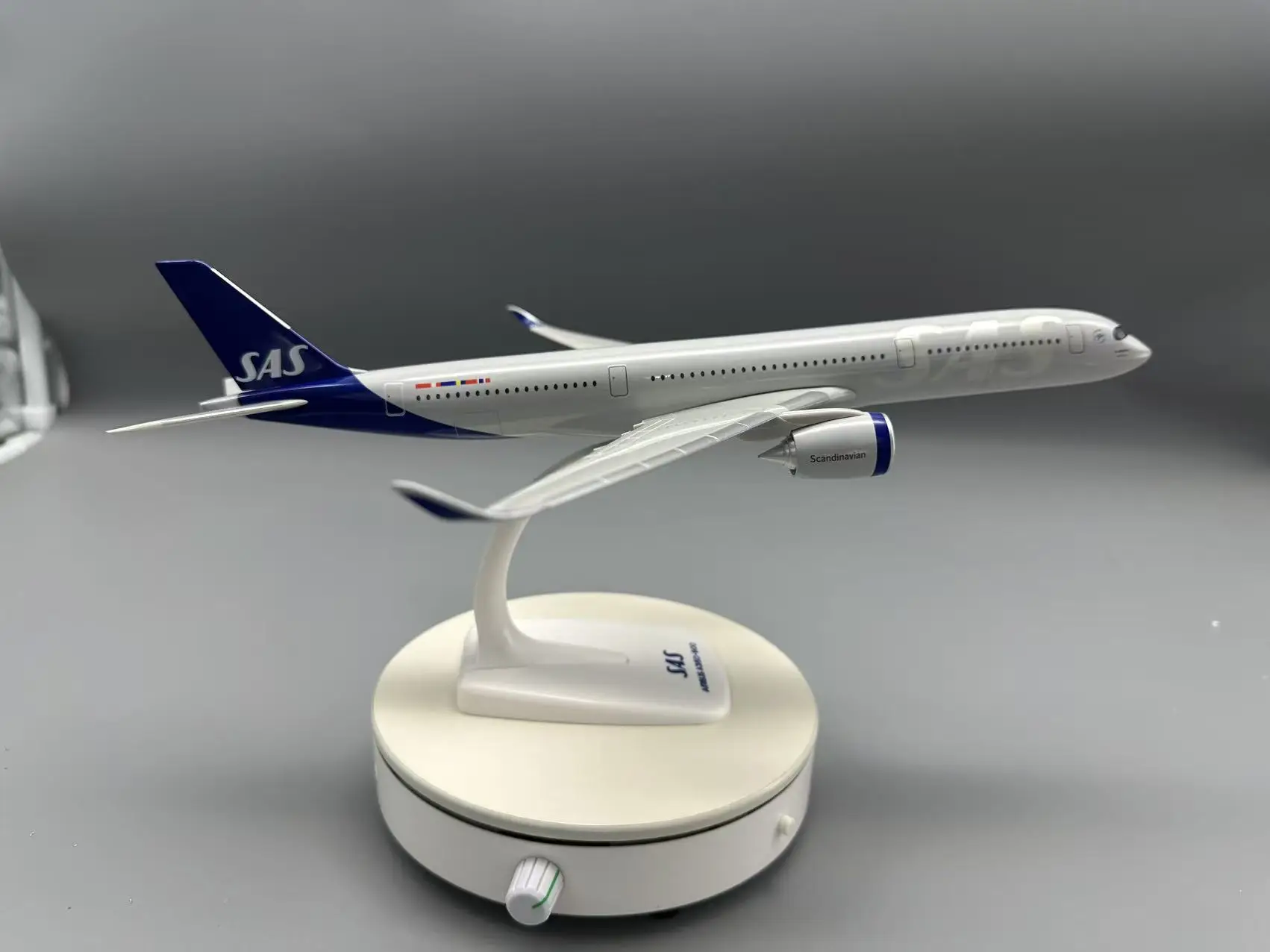 

ABS Assembly Aircraft Model 1/200 Scale A350 A350-900 SAS Airline Replica With Landing Gear Material Aviation Model Airplane