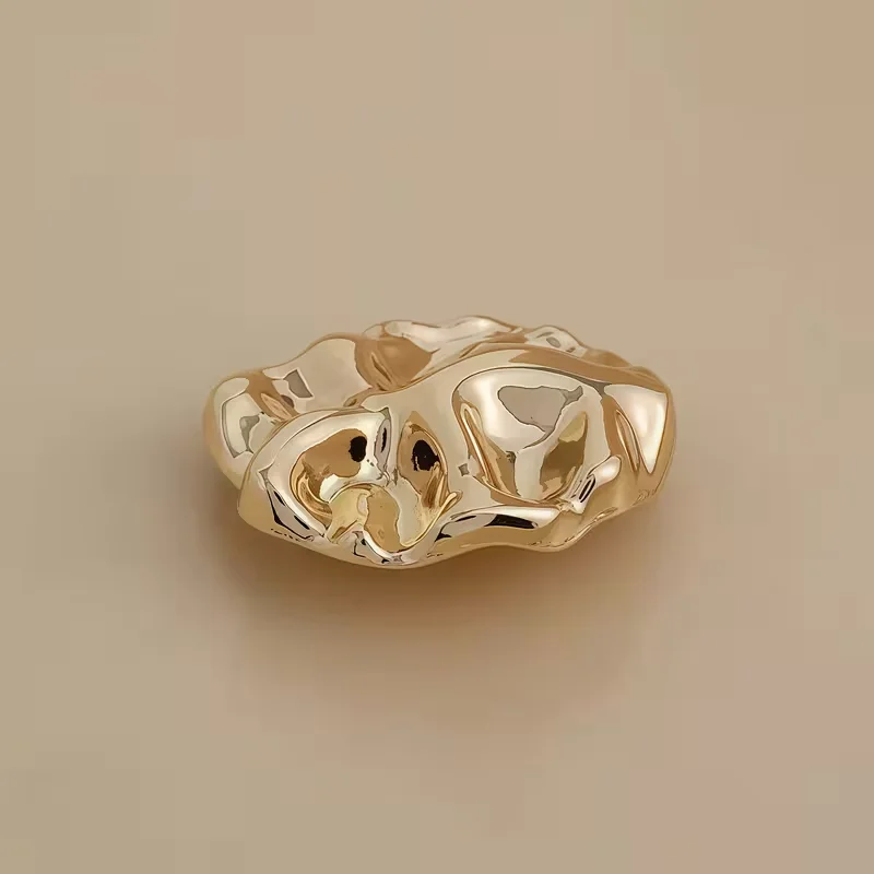 Ein Set mit 10 einzigartigen goldenen Knöpfen in den Größen 18 mm, 23 mm und 25 mm, geeignet für die Verwendung in der Bekleidungsindustrie, für Dekorationen und für Bastelprojekte. – Detail 10