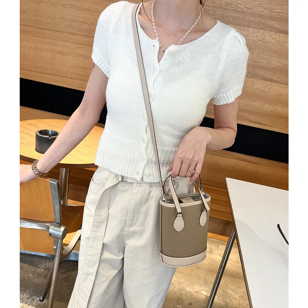 2026 new bucket bag，women's first layer cowhide portable shoulder bag genuine leather color matching vertical mobile phone bag