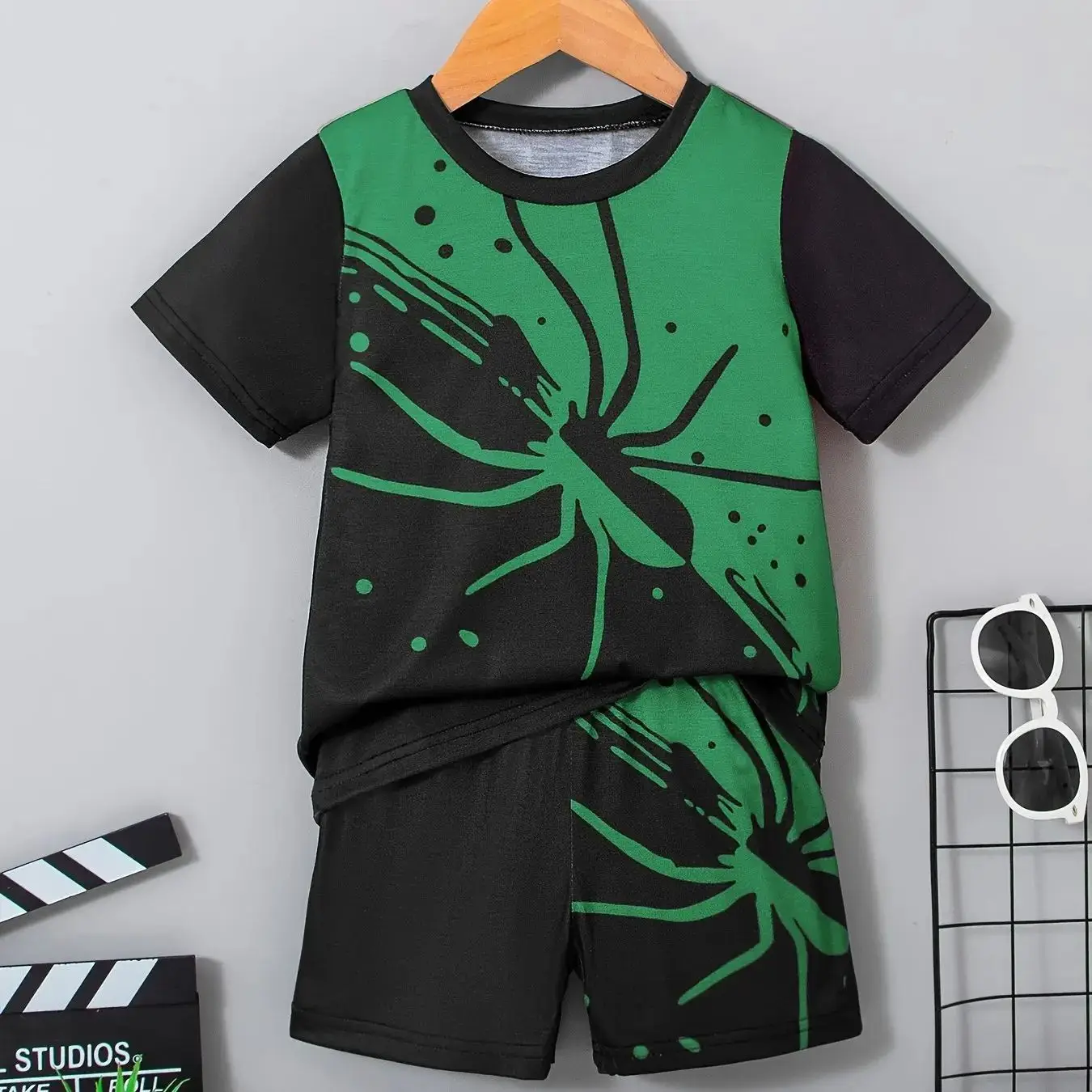 

2025 Комплект детской одежды из 2 предметов, комплект из футболки с короткими рукавами и шорт с принтом паука для мальчиков, летние виды спорта для мальчиков