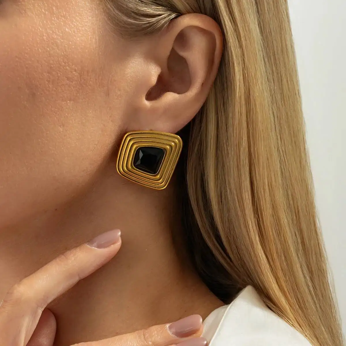 

Vintage Irregular Geometric Square Stud Earrings for Women Trendy Black Acrylic Rhinestone Pierced Earrings Jewelry Accessories