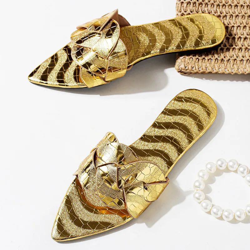 

Luxury Faux Metal Embossed Designer Slippers Women Fashion Pointed Toe Open Toe Gold Flat Sandals Cozy Light Non-slip Beach Shoe