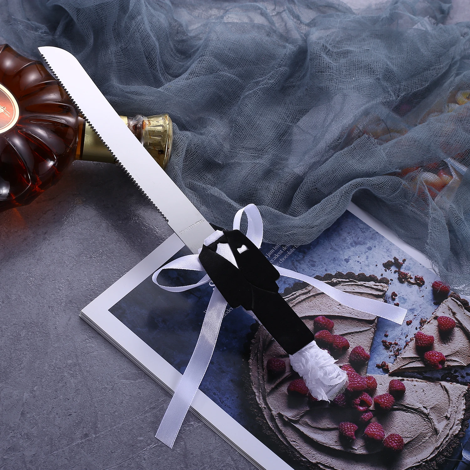 Une boîte de couverts de mariage, robes et robes de mariée, ensemble de couverts de gâteau à la tarte aux roses, outils de cuisson de gâteaux à pizza.