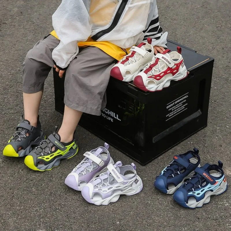 

Детские спортивные повседневные сандалии, лето 202, новые сетчатые полые дышащие нескользящие крутые туфли для мальчиков, удобные кроссовки на платформе