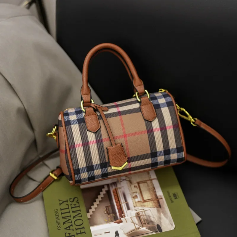 

2025 Must-Have!Plaid Boston Pillow Bag - Adjustable Strap & Magnetic Closure, Stylish for Office &Weekend Getaways