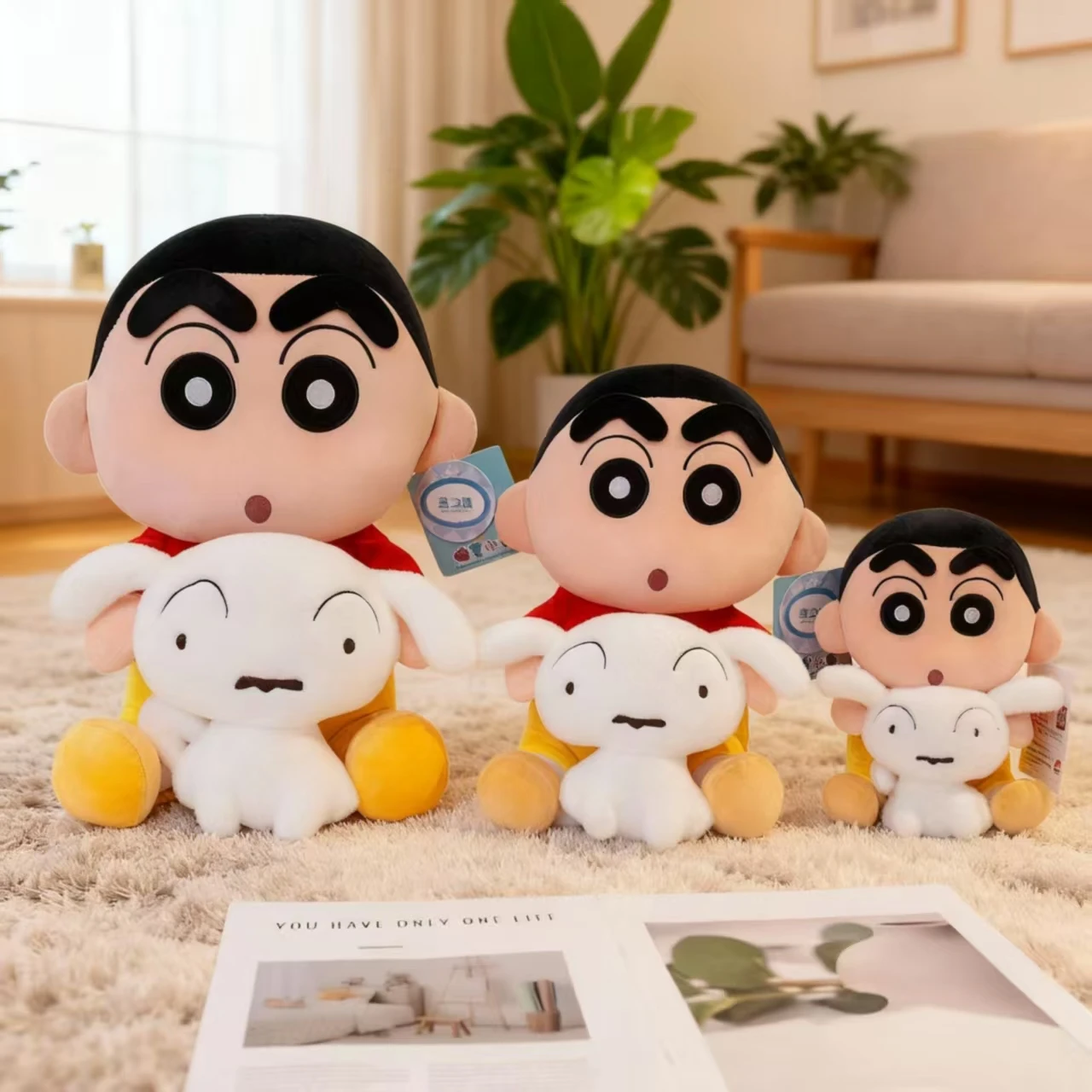 Hochwertige Crayon Shin-Chan-Plüschpuppe, die ein kleines weißes Hundekissen umarmt, um den Schlaf von Kindern, beruhigendes, kuscheliges Spielzeuggeschenk