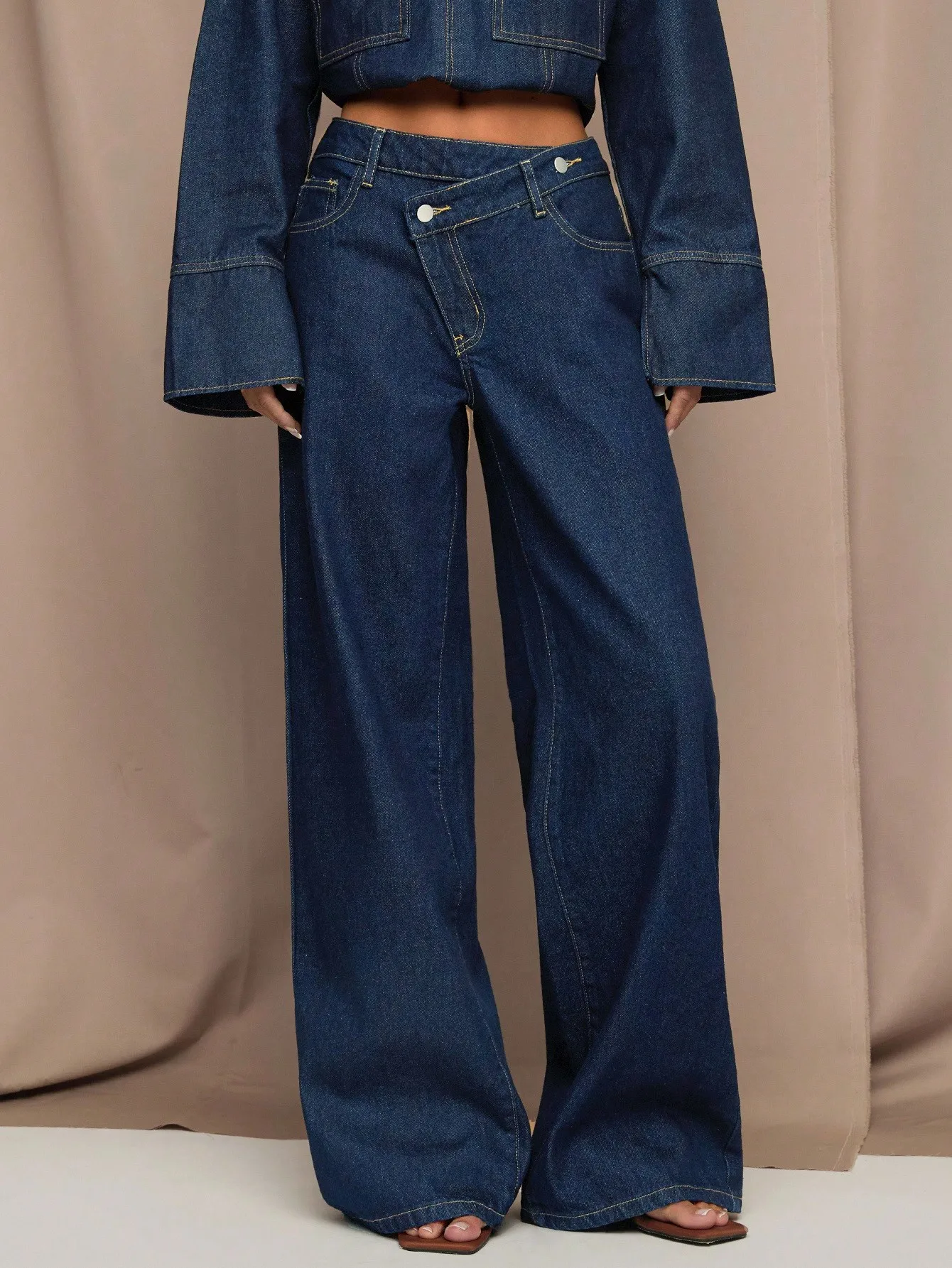 

Женские темно-синие джинсы с широкими штанинами, асимметричным поясом, высокой посадкой, в стиле casual и для работы