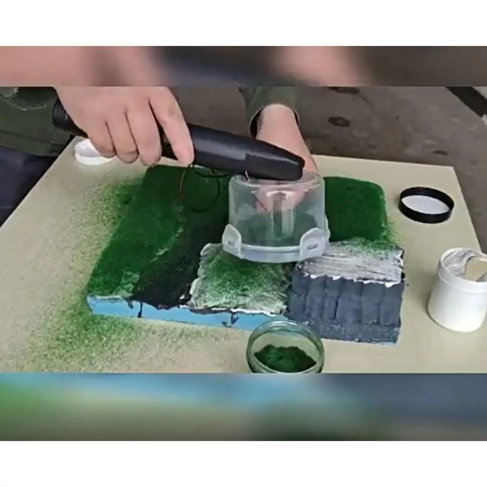 

Static Grass Applicator Practical with Stainless Steel Plate for Sand Table