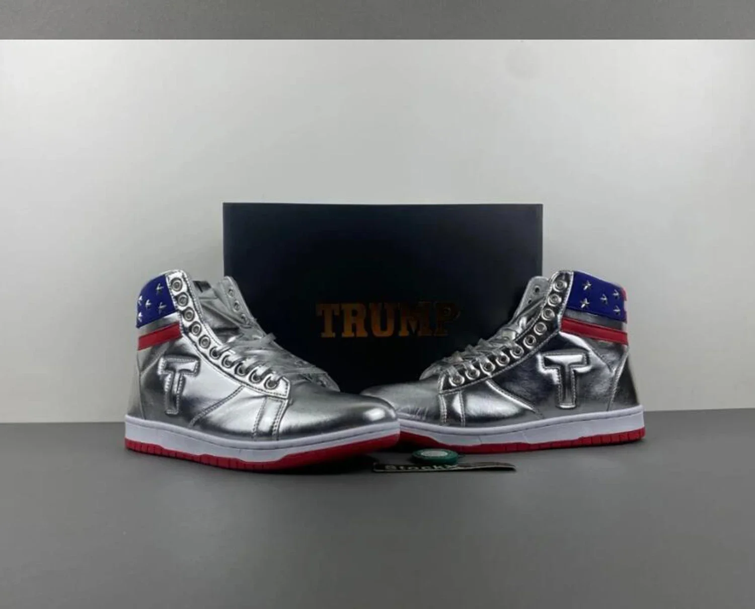 MAGA Trump sepatu kets emas perak pria wanita, sepatu bot jalanan kasual Gym leher tinggi tidak pernah menyerah 2024