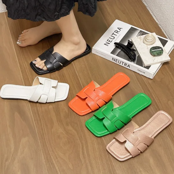

Women's Strap-Configuration Slides Featuring Tactile Material Finish - Essential Leisure Slippers for Home Lifestyle Wear