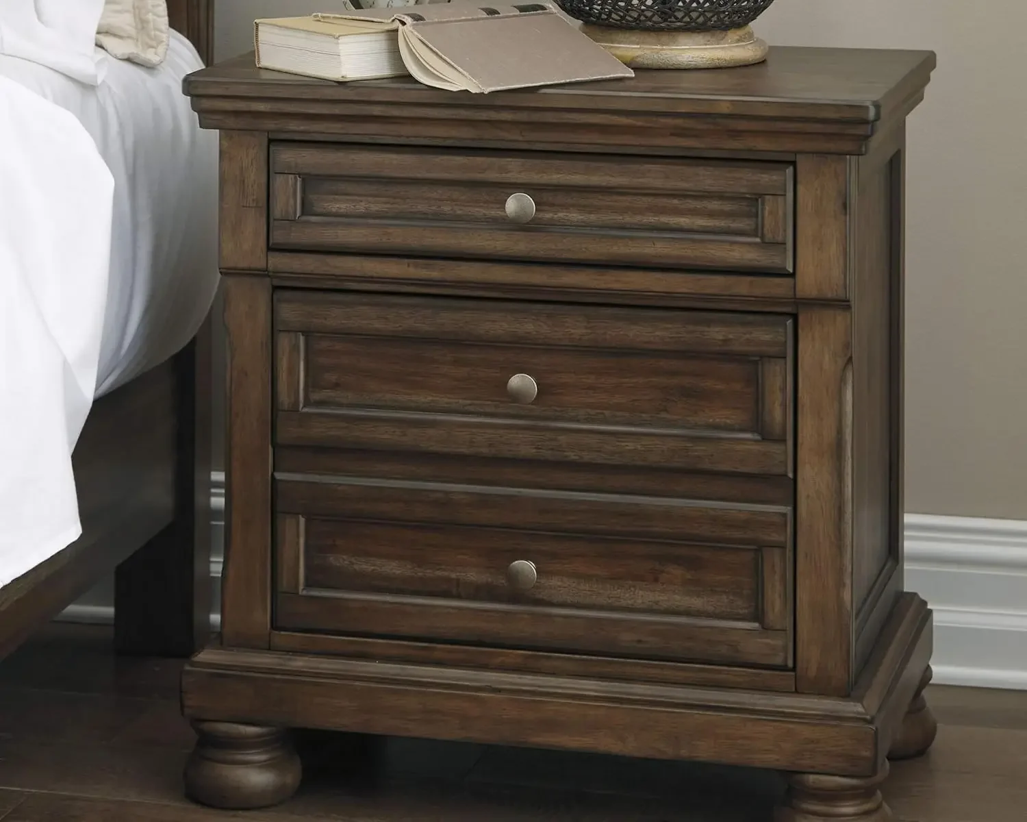 Flynnter Traditional 2 Drawer Nightstand with Hidden Pull-Out Tray, 30